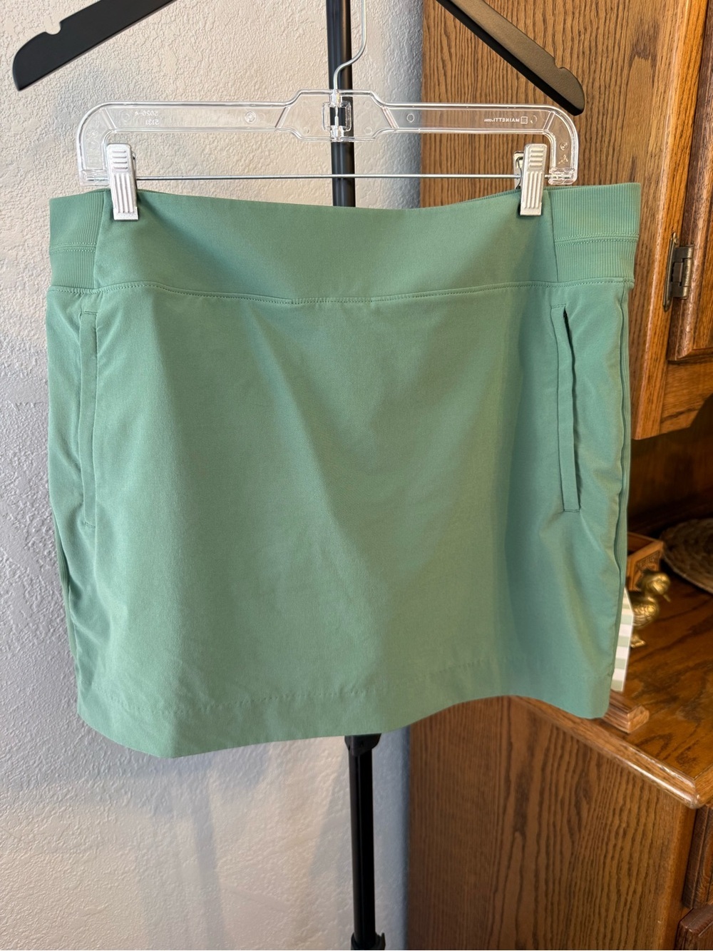 Athleta women’s Green stretch Active Skort with back pockets. Size 16